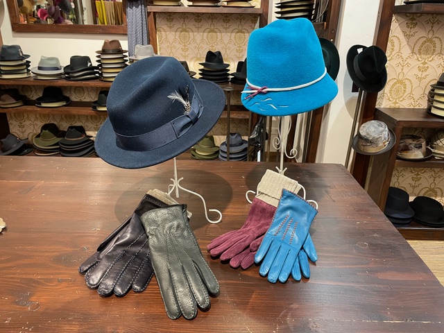 Filzhut mit lederhandschuh