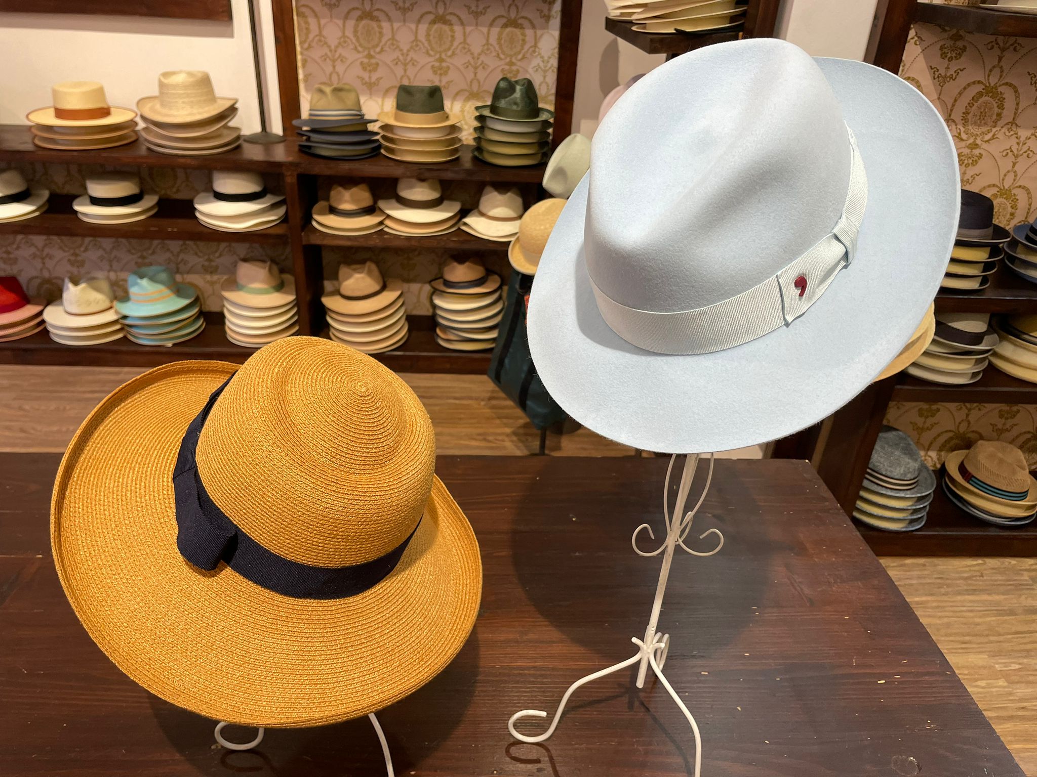 hellblauer Fedora und senffarbender Hanfhut mit schwarzer Paspel