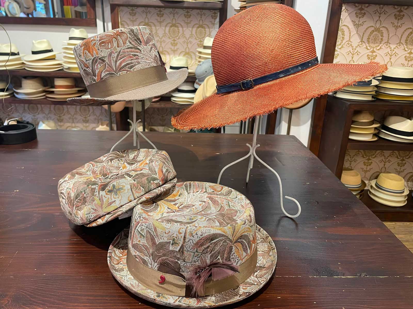 Elegante Hutserie von von Alfonso d'Este