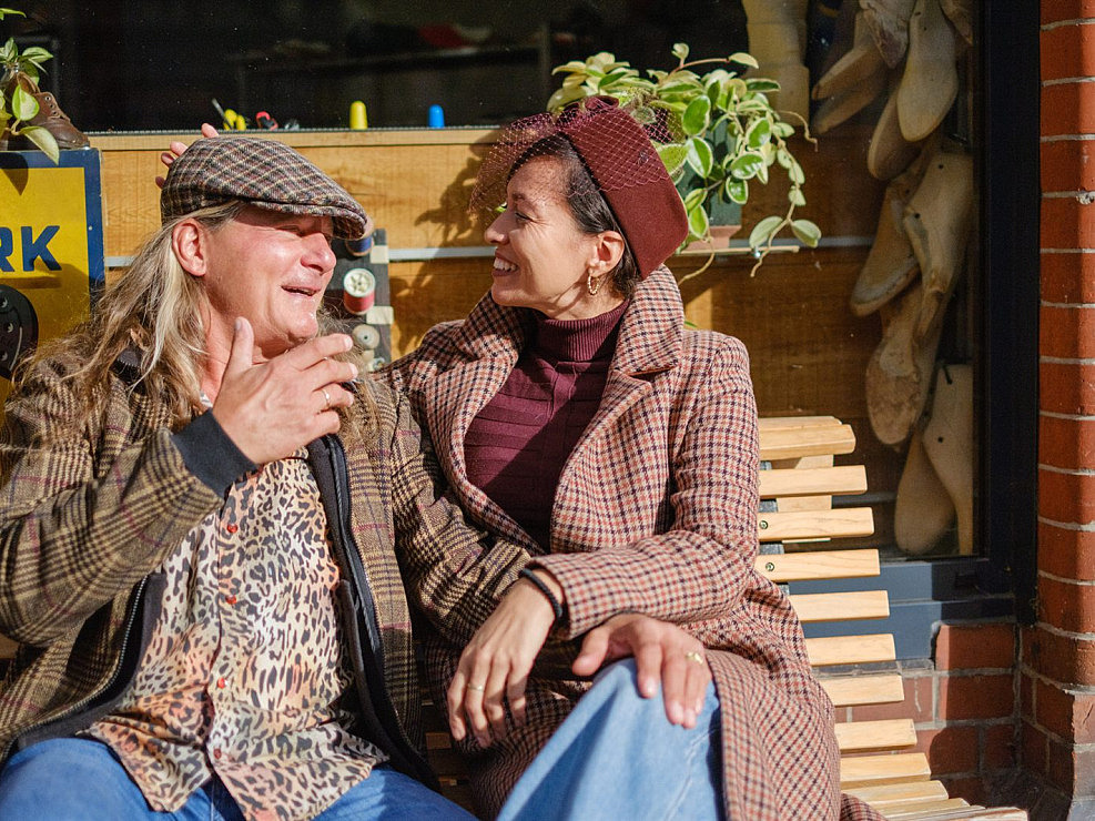 Mann und frau mit Kappe sich anlächelnd