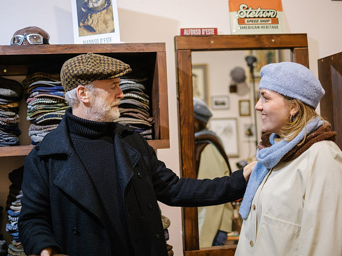 Mann und Frau shoppen Hüte bei HutUp